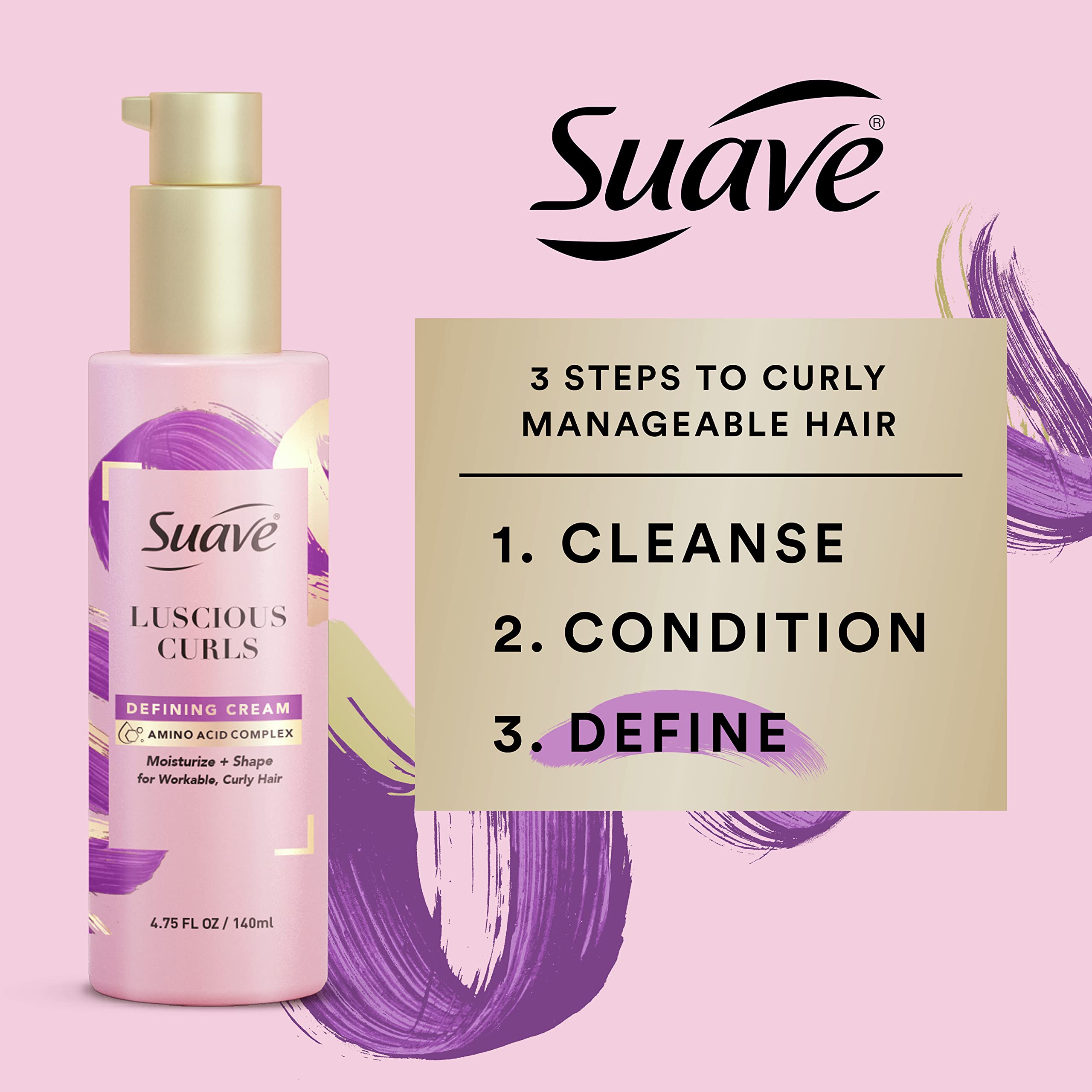Application de la crème sur cheveux bouclés pour une définition naturelle.