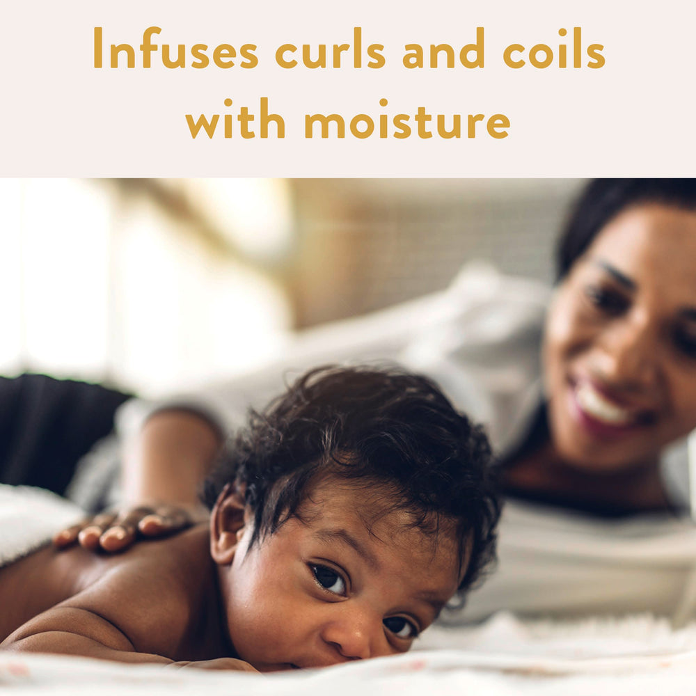 Cheveux du bébé en lavage avec le Shampoing Suave Baby Curl.