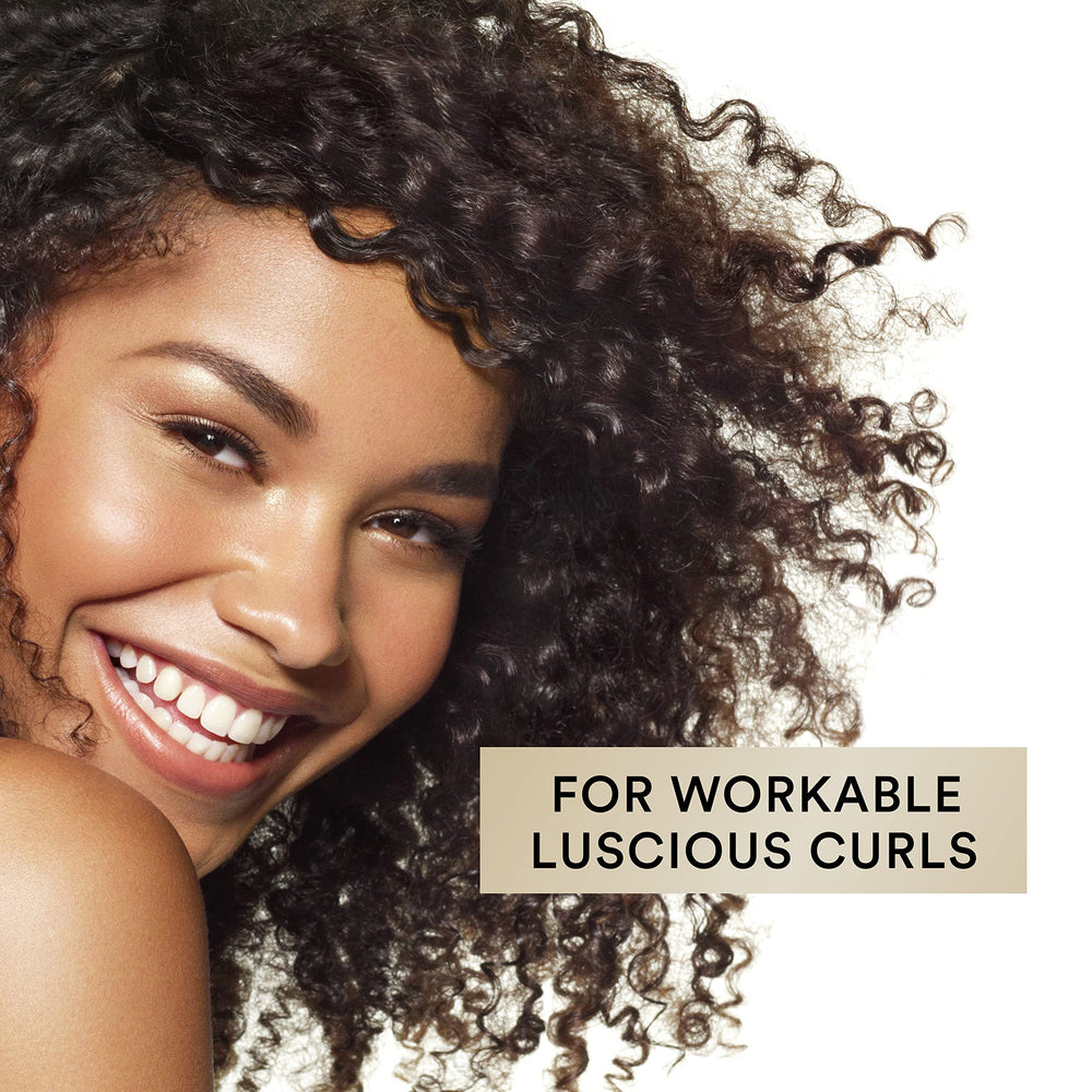 Boucles hydratées durablement grâce au complexe d’acides aminés de Suave.