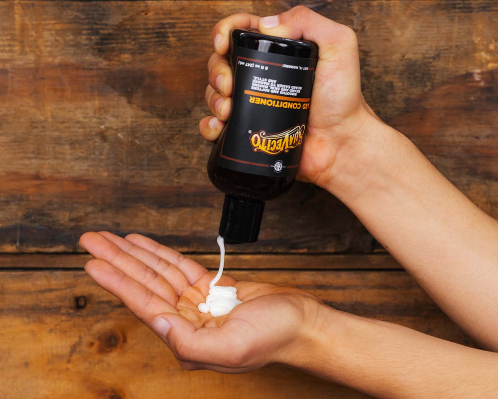 Texture onctueuse du conditionneur Suavecito pour une application facile et nourrissante.