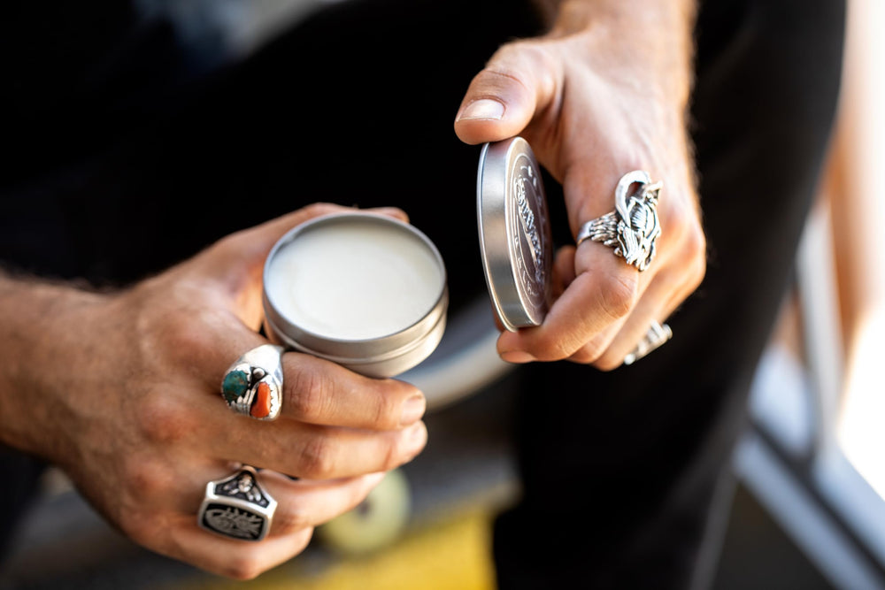 Emballage original Suavecito reflétant l’identité et le parfum.