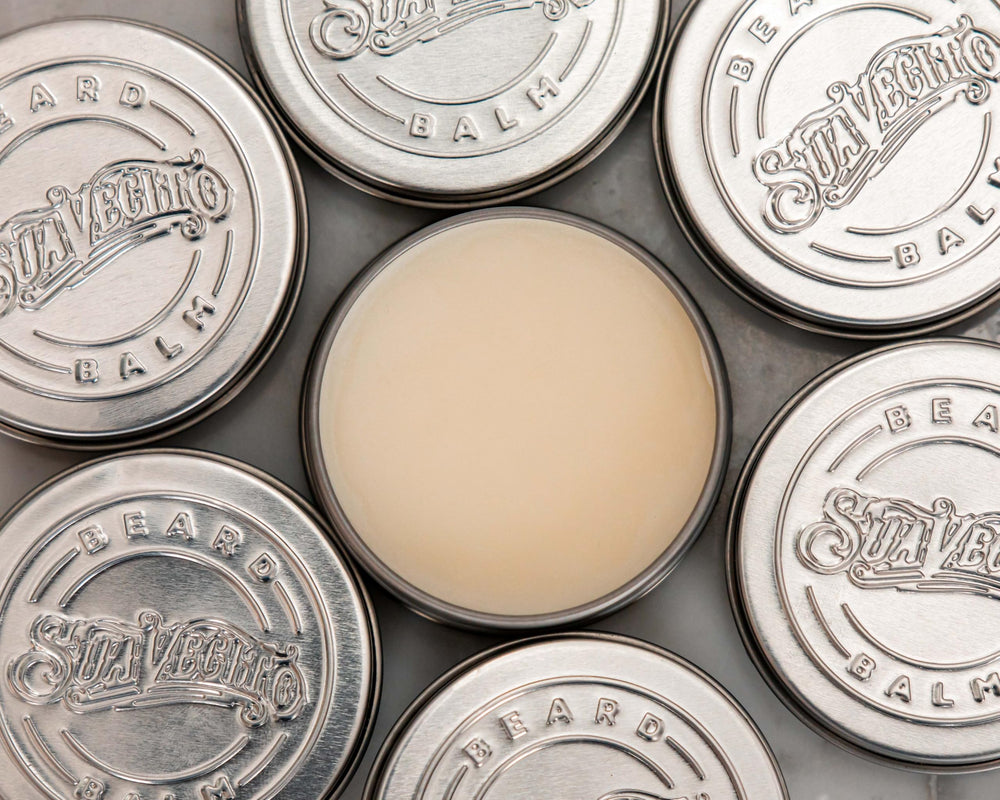 Finition nette après application, barbe bien entretenue avec Suavecito.