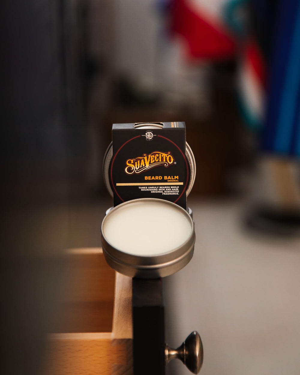 Texture crème du baume Suavecito facile à étaler sur la barbe.
