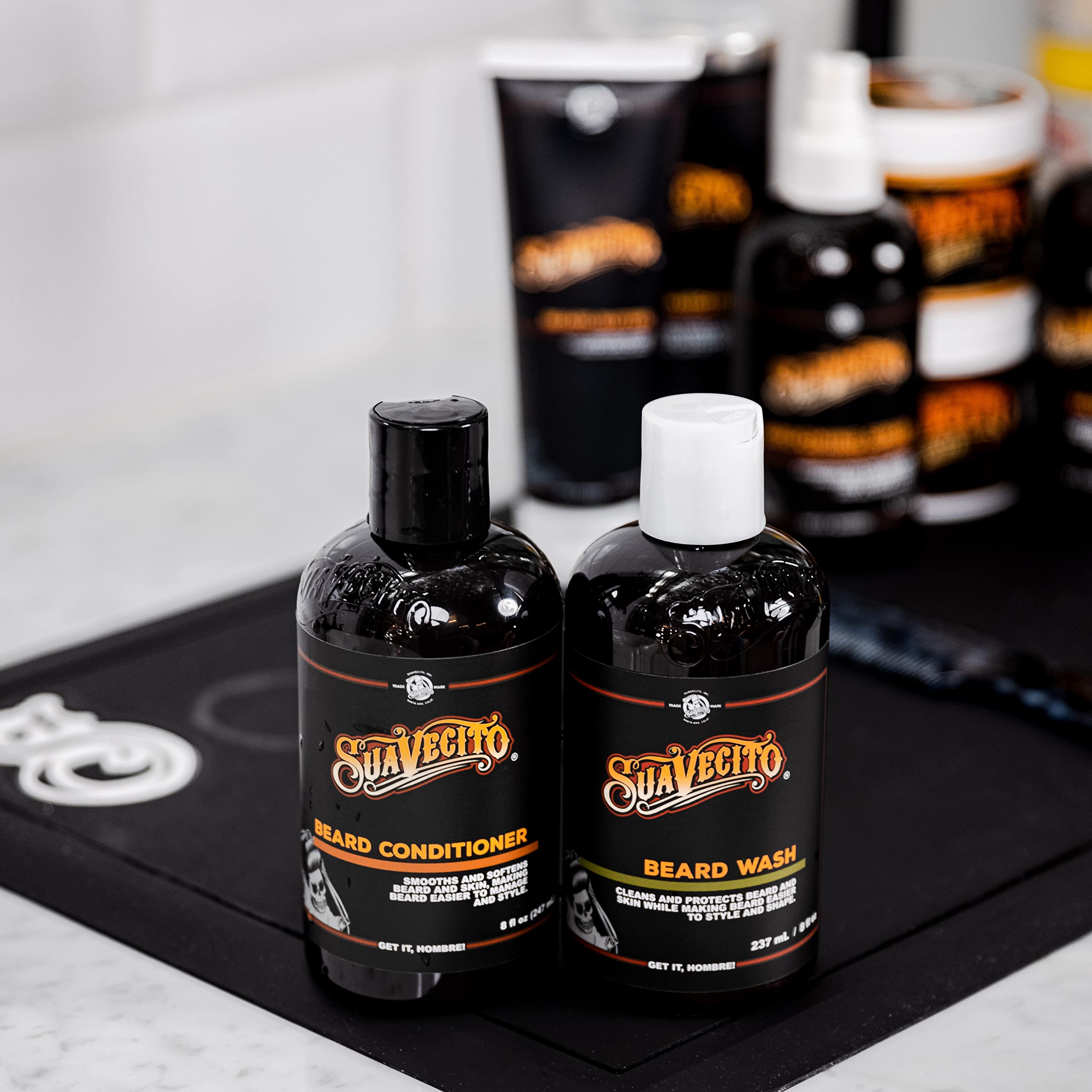 Application Lave-Barbe Suavecito produisant une mousse riche et facile.