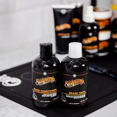 Application Lave-Barbe Suavecito produisant une mousse riche et facile.