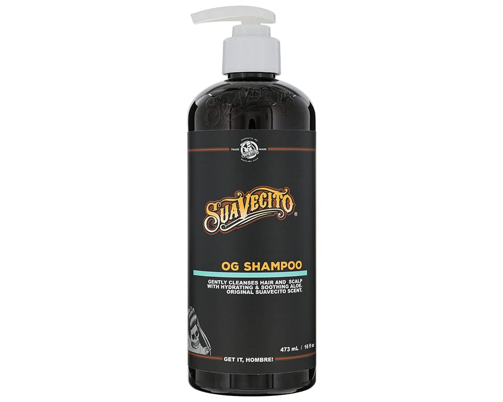 La bouteille pompe de Suavecito OG Shampoo, senteur originale, nettoie en douceur la chevelure.