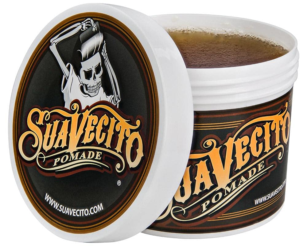 Coiffage en cours avec Suavecito, contrôle et brillance naturelle.