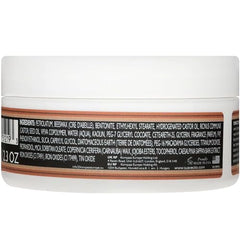 Texture visible sur cheveux pour un style naturel et défini.