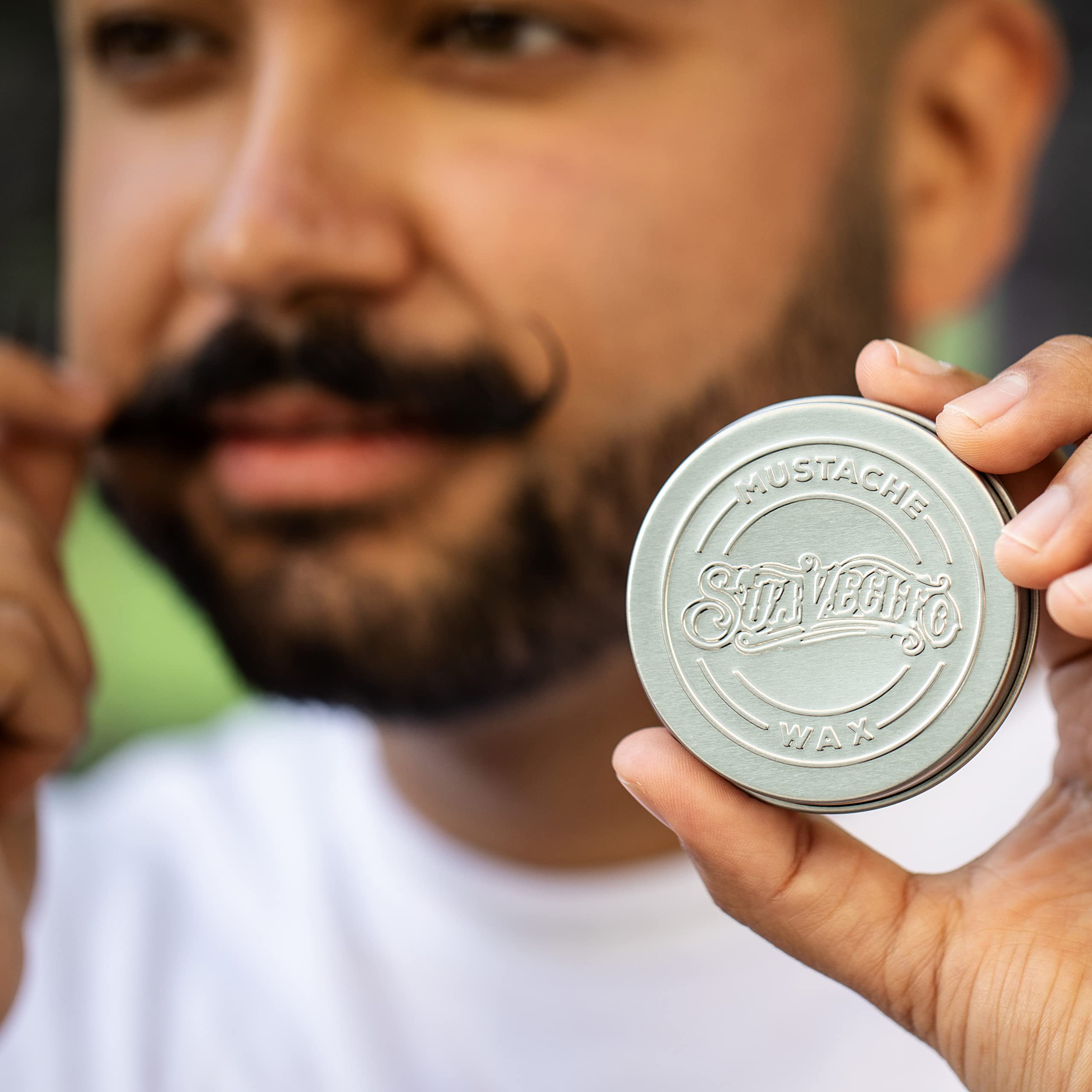 Hydratation légère et coiffage avec Suavecito pour moustache confort
