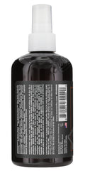 Spray Suavecito au sel de mer – démonstration d'une texture légère et flexible.