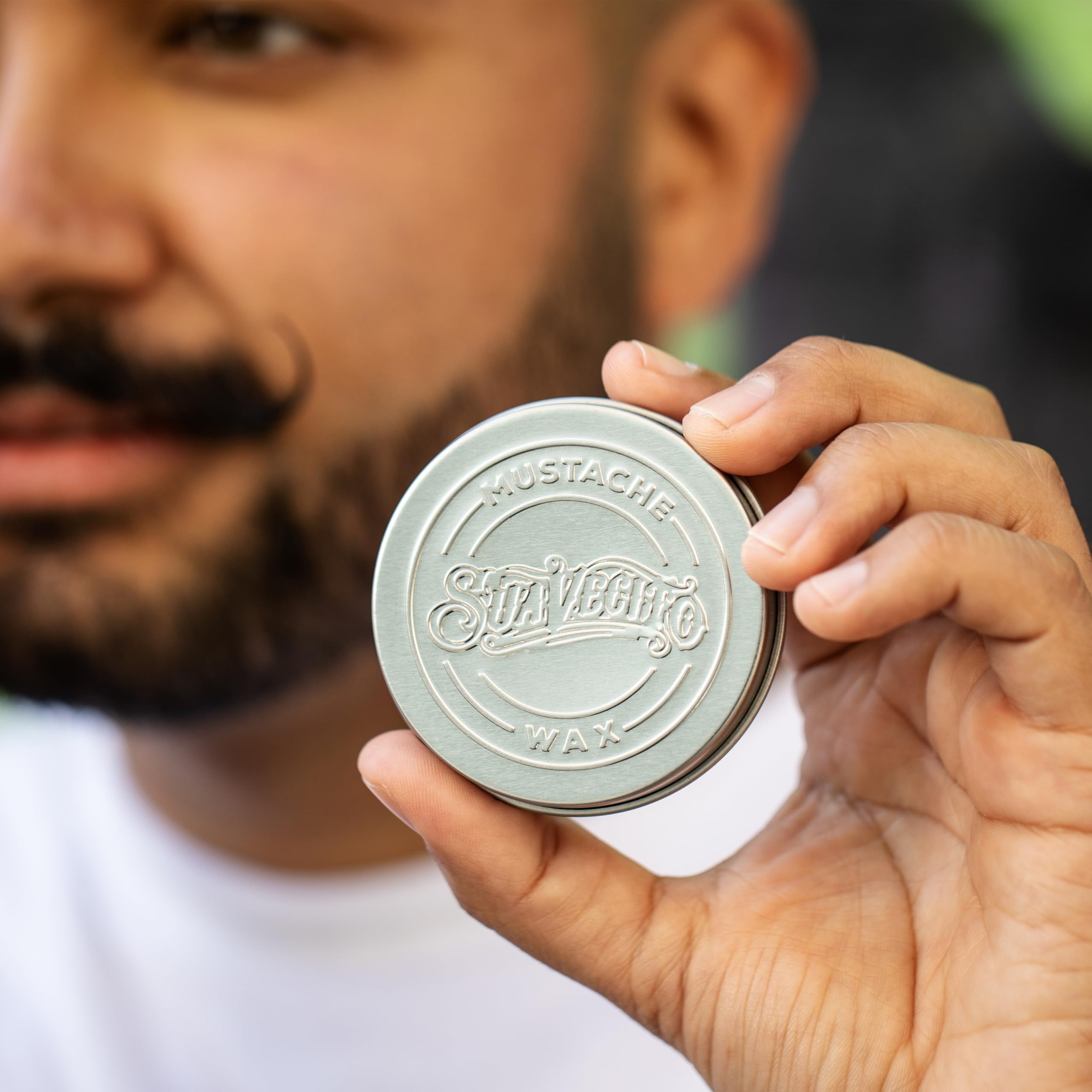 Idéal pour maîtriser les poils autour de la bouche avec Suavecito Whiskey Bar.