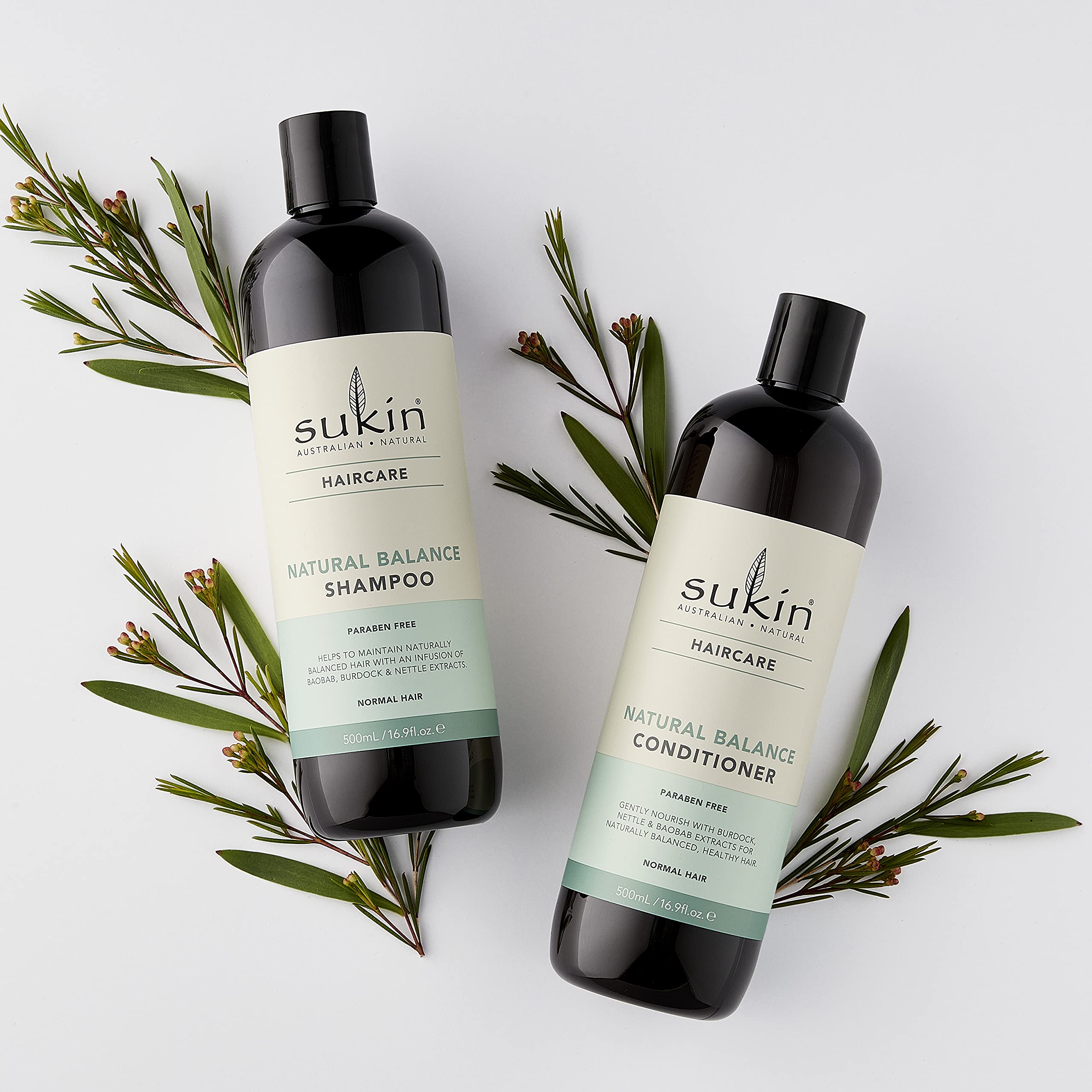 Sukin application-mains, mousse généreuse pour lisser le shampooing.