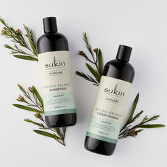 Sukin application-mains, mousse généreuse pour lisser le shampooing.