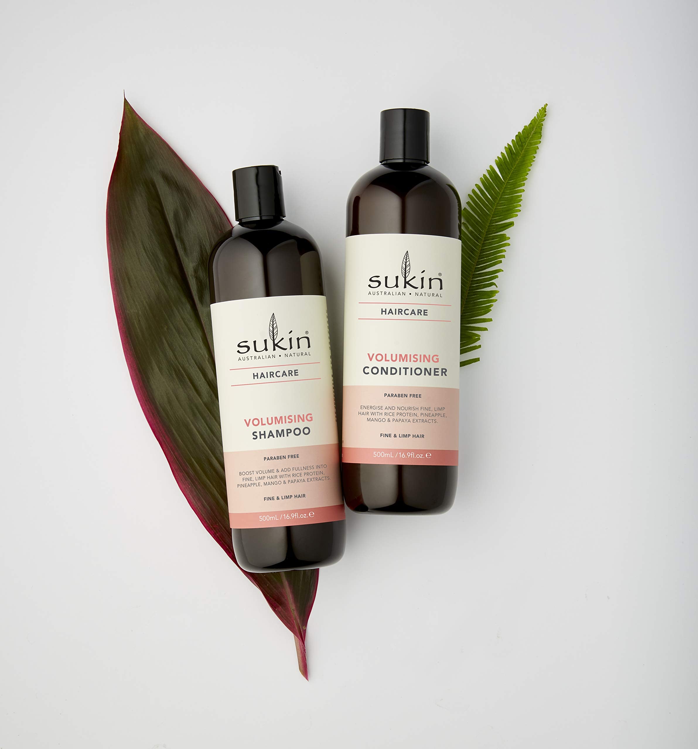 Étiquette du shampooing Sukin – mise en avant d'une formule légère pour cheveux fins.