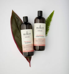 Étiquette du shampooing Sukin – mise en avant d'une formule légère pour cheveux fins.