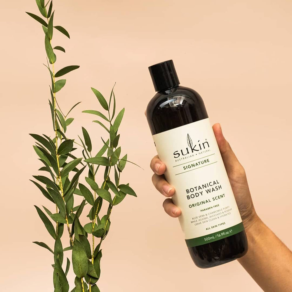 Sukin Signature Douche - mousse crémeuse qui enveloppe la peau.