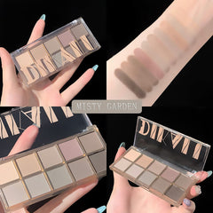 Teintes nude gris taupe brun matte pour un smoky discret et élégant.