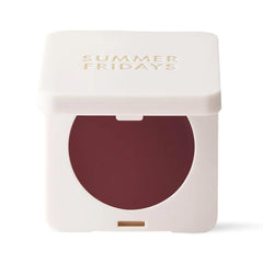 Summer Fridays Blush Butter Balm appliqué sur le visage pour un éclat rosé léger.