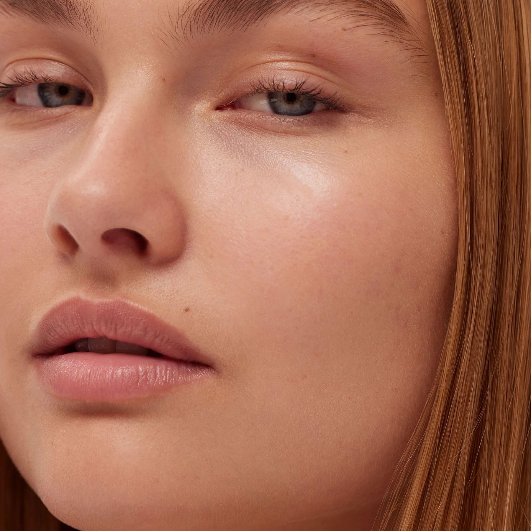 Ingrédients clés: vitamine C et niacinamide dans le Summer Fridays CC Me Serum.