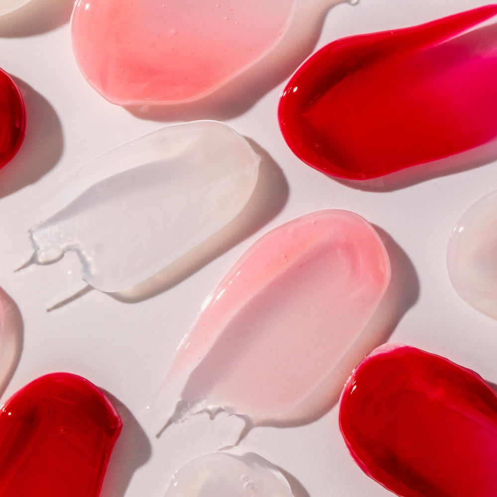 Texture satinée du lip butter en détail sur les lèvres