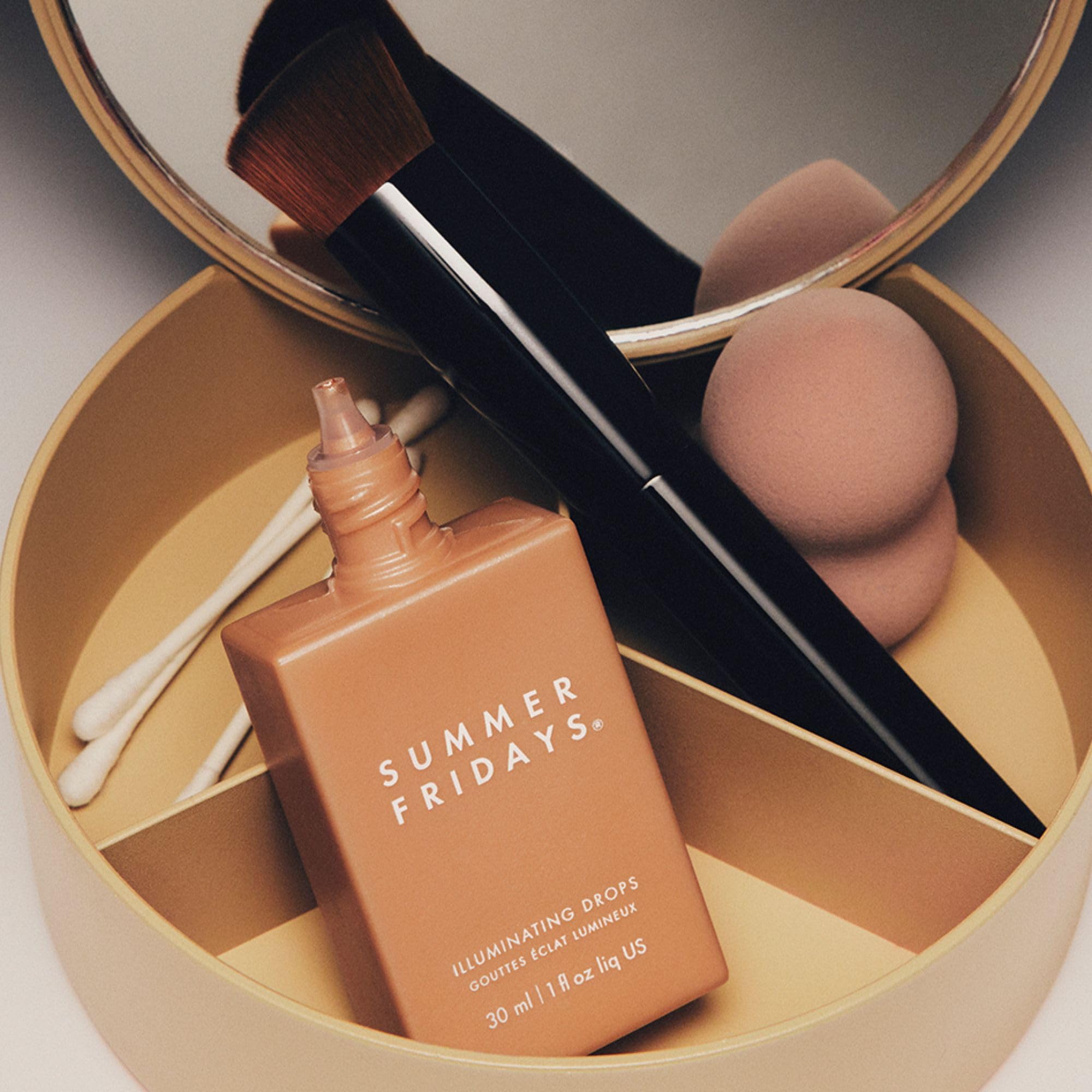 Gouttes illuminatrices Summer Fridays s'ajoutent au maquillage pour un éclat subtil