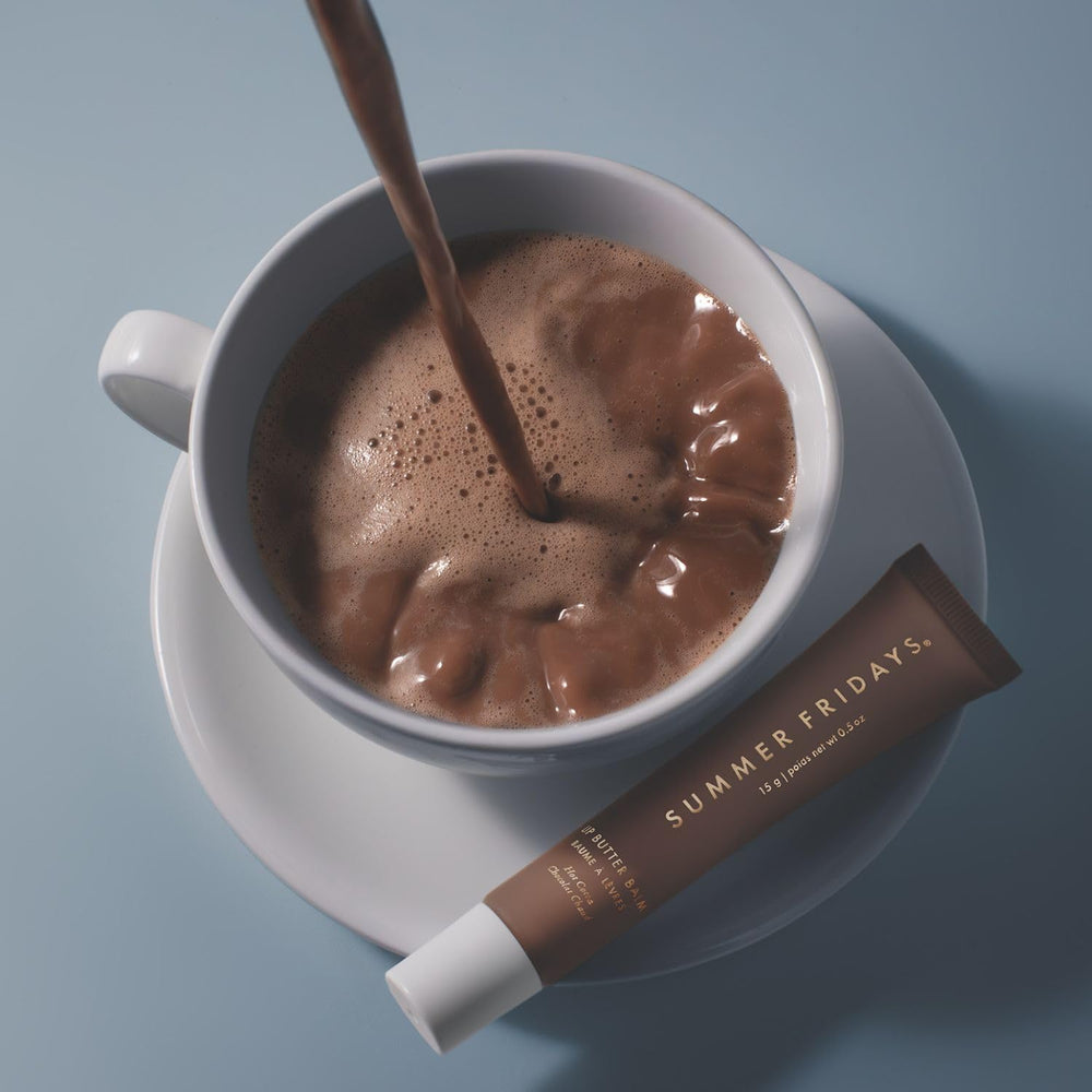 Application douce avec Lip Butter Hot Cocoa pour lèvres soignées