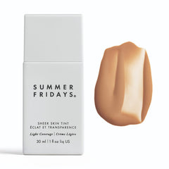 Summer Fridays Sheer Skin Tint – bouteille et texture légère facilitant l'application.