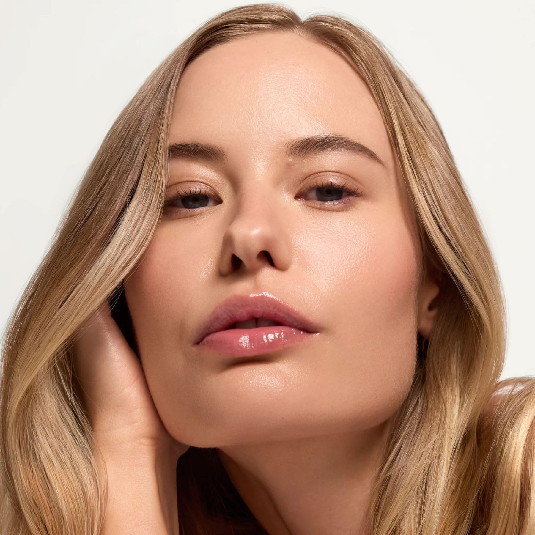 Teinte moyenne 4.5 de Summer Fridays Sheer Skin Tint avec fini naturel.