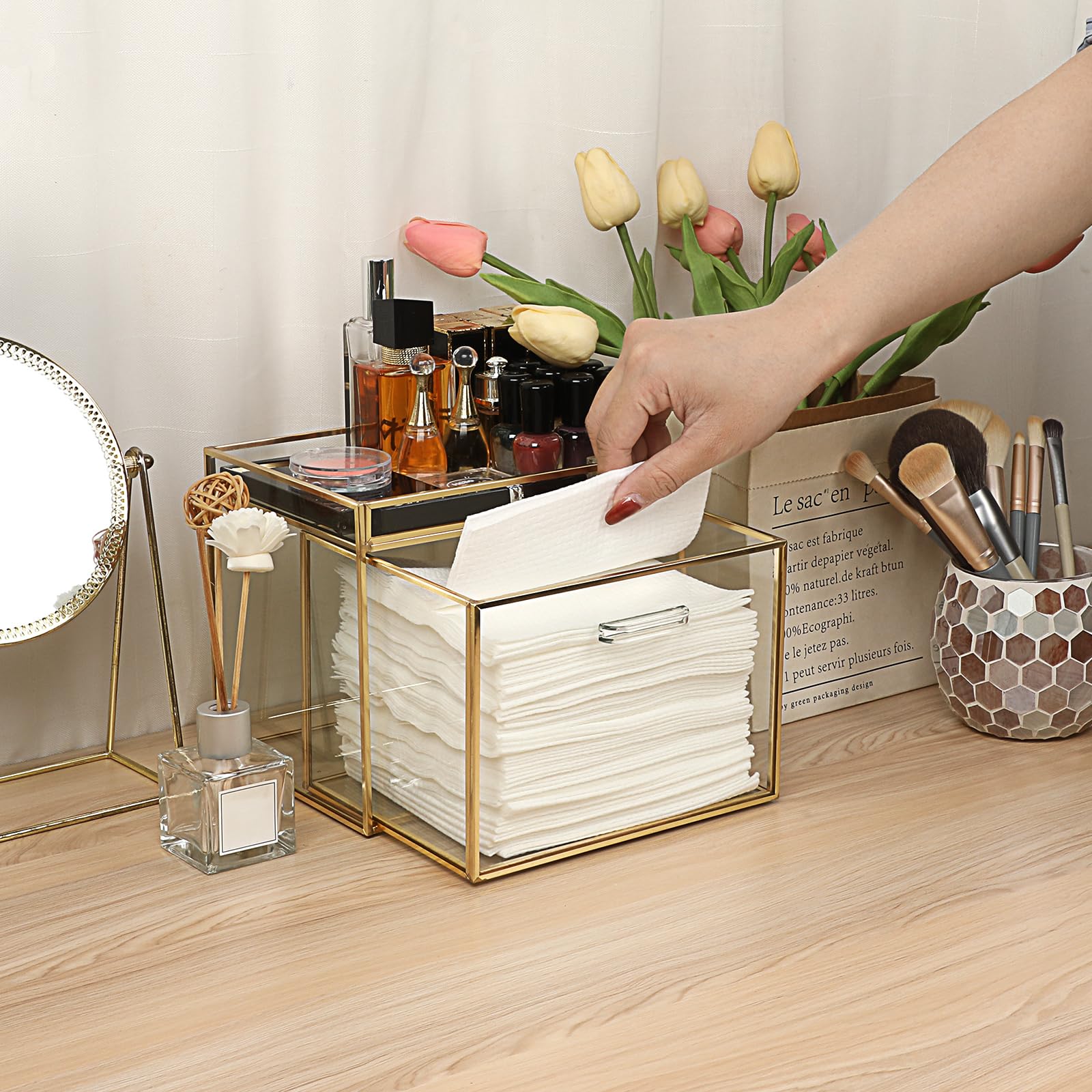 Sumnacon boite-verre design clair et dore s'intègre au vanity.