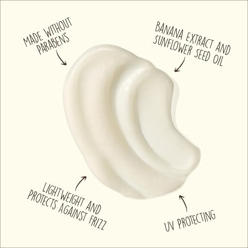 Application de la crème anti-frizz Sun Bum sur cheveux humides