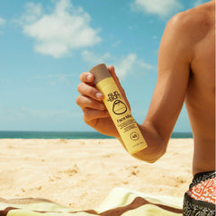 Sun Bum Original SPF45, application sur visage, vaporisation rapide et confortable.