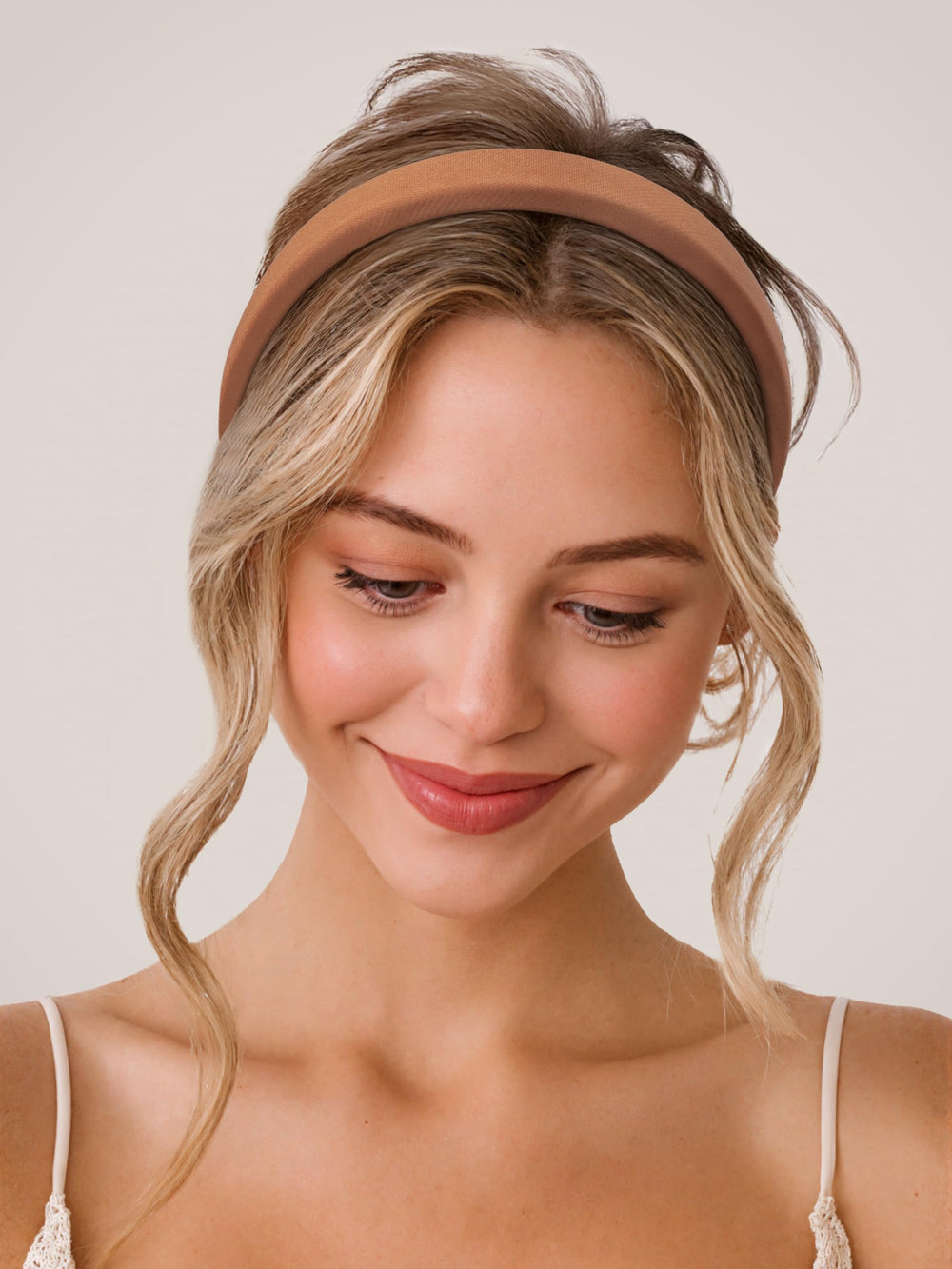 Bandeau Sunolga brun large pour maîtriser les cheveux.