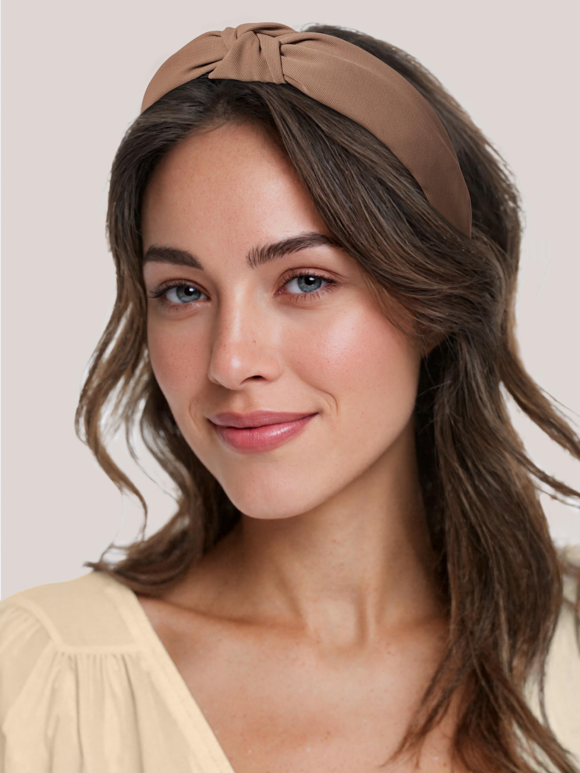 Bandeau Sunolga brun à perles pour une allure élégante.