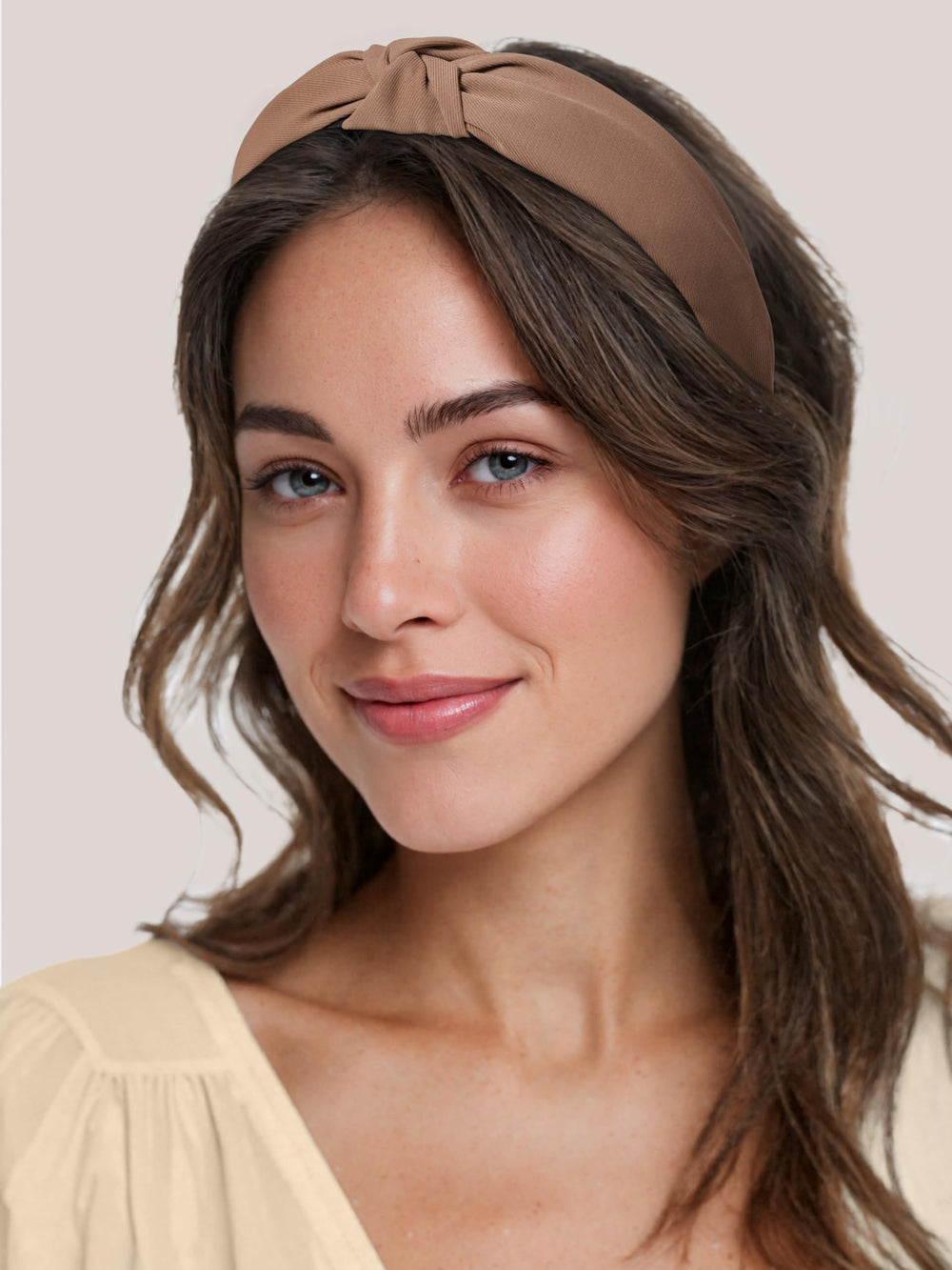 Bandeau Sunolga brun à perles pour une allure élégante.