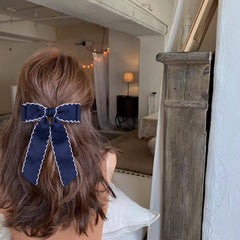 Supclips broche cheveux noeud grosgrain bleu marine blanc, effet contrasté distinctif.