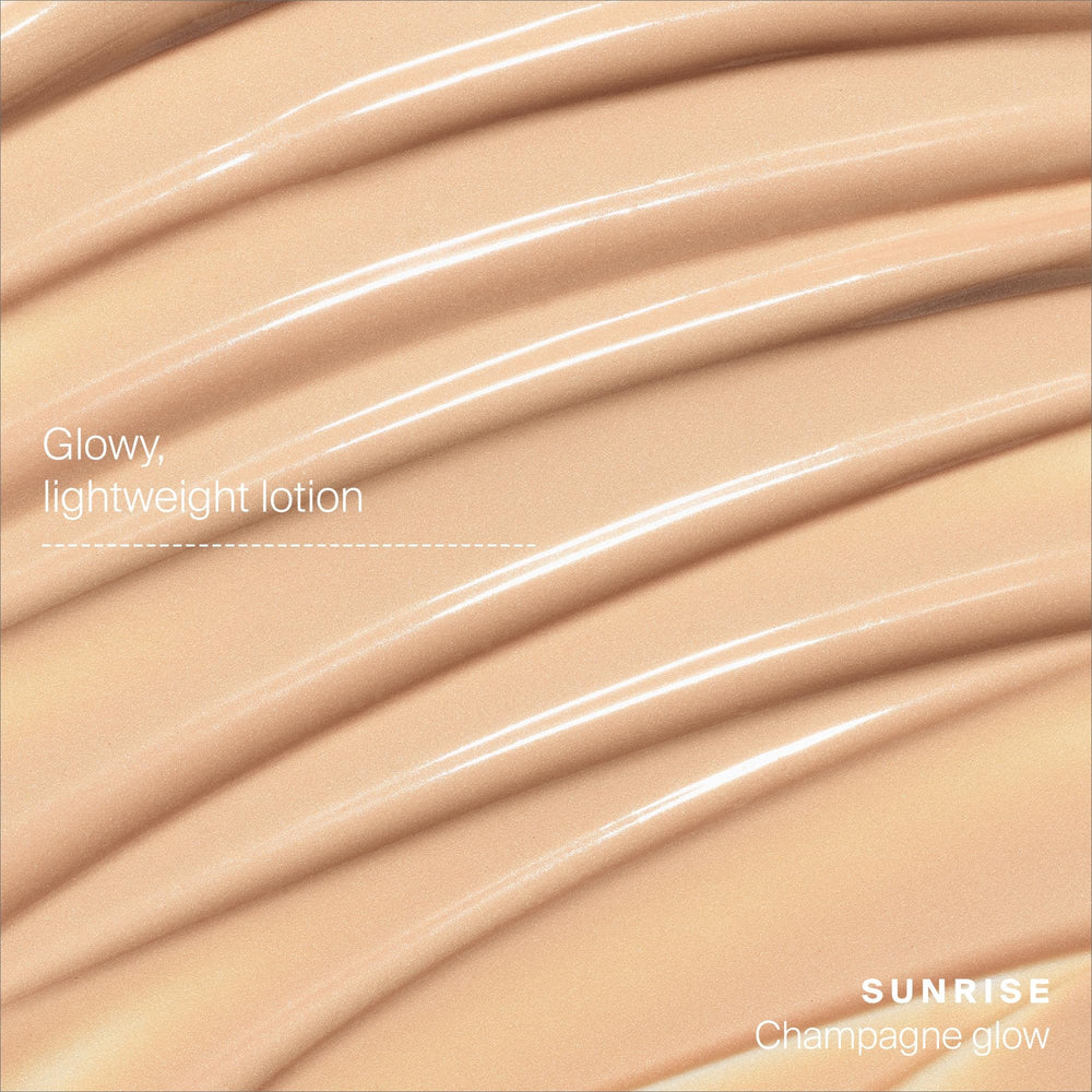 Supergoop! Glowscreen s'applique comme primer lumineux pour un maquillage durable.