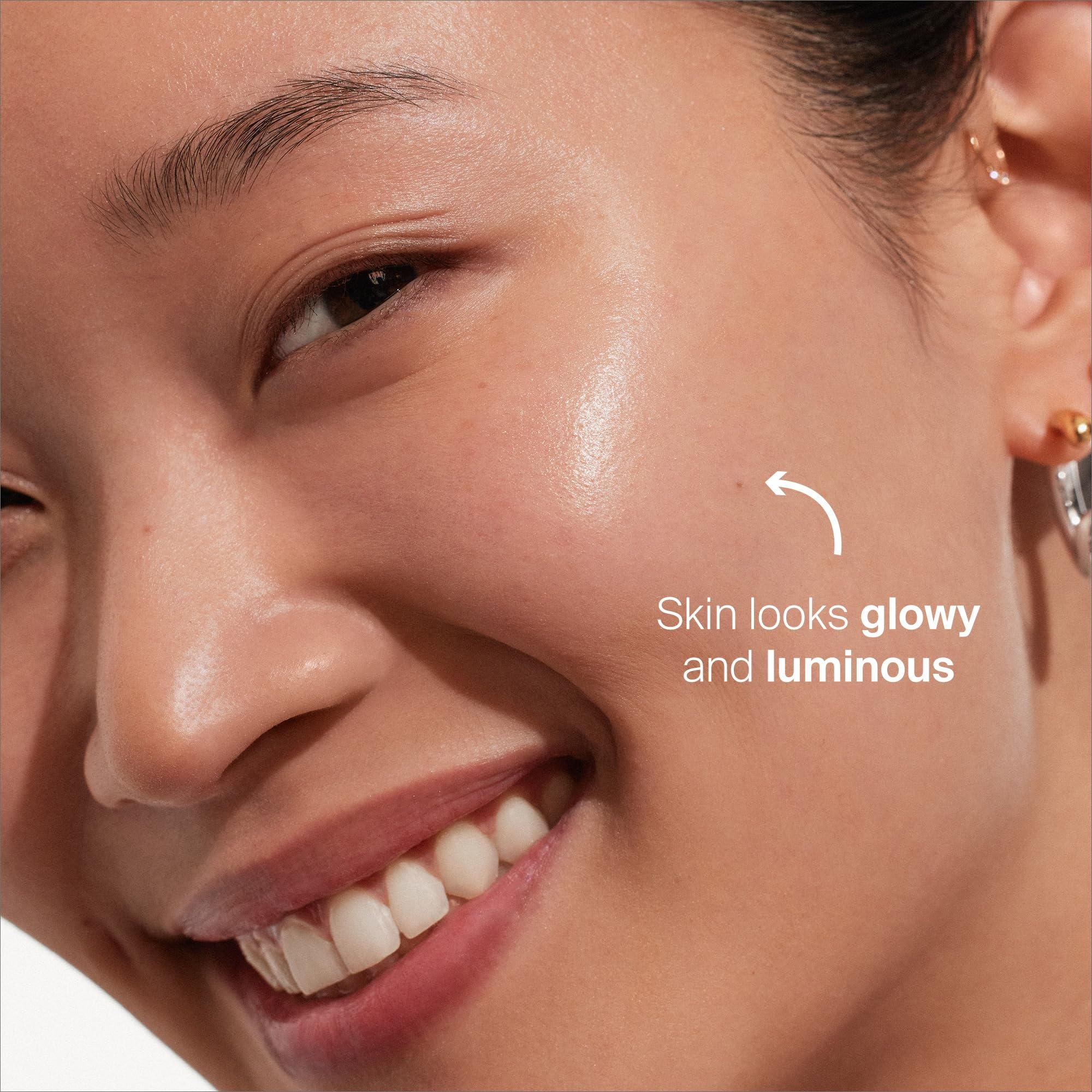 Supergoop! Glowscreen Sunrise avec vitamine B5 apaise et hydrate.