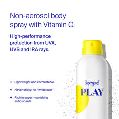 Supergoop PLAY SPF30 application angle montre la pulvérisation facile sur le corps.