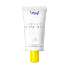 Supergoop Unseen Sunscreen appliqué sur flacon invisible pour protection légère.