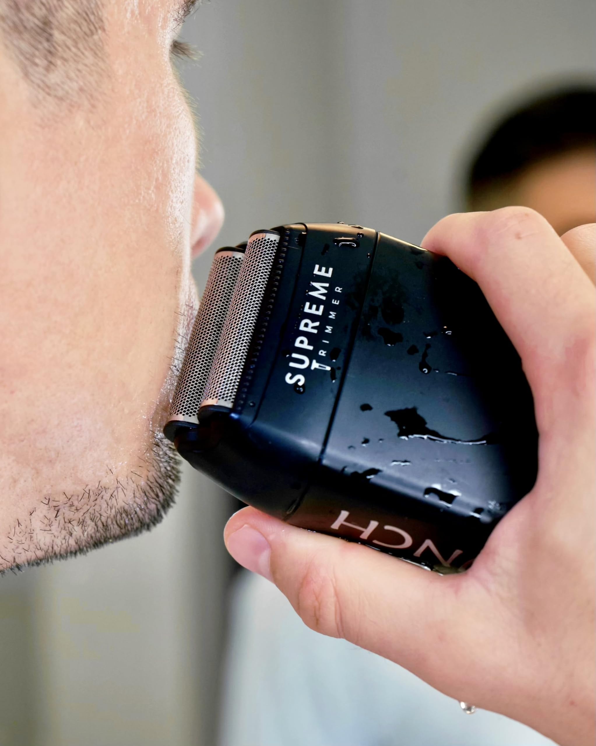 Design doré chic de Supreme Trimmer, esthétisme haut de gamme.