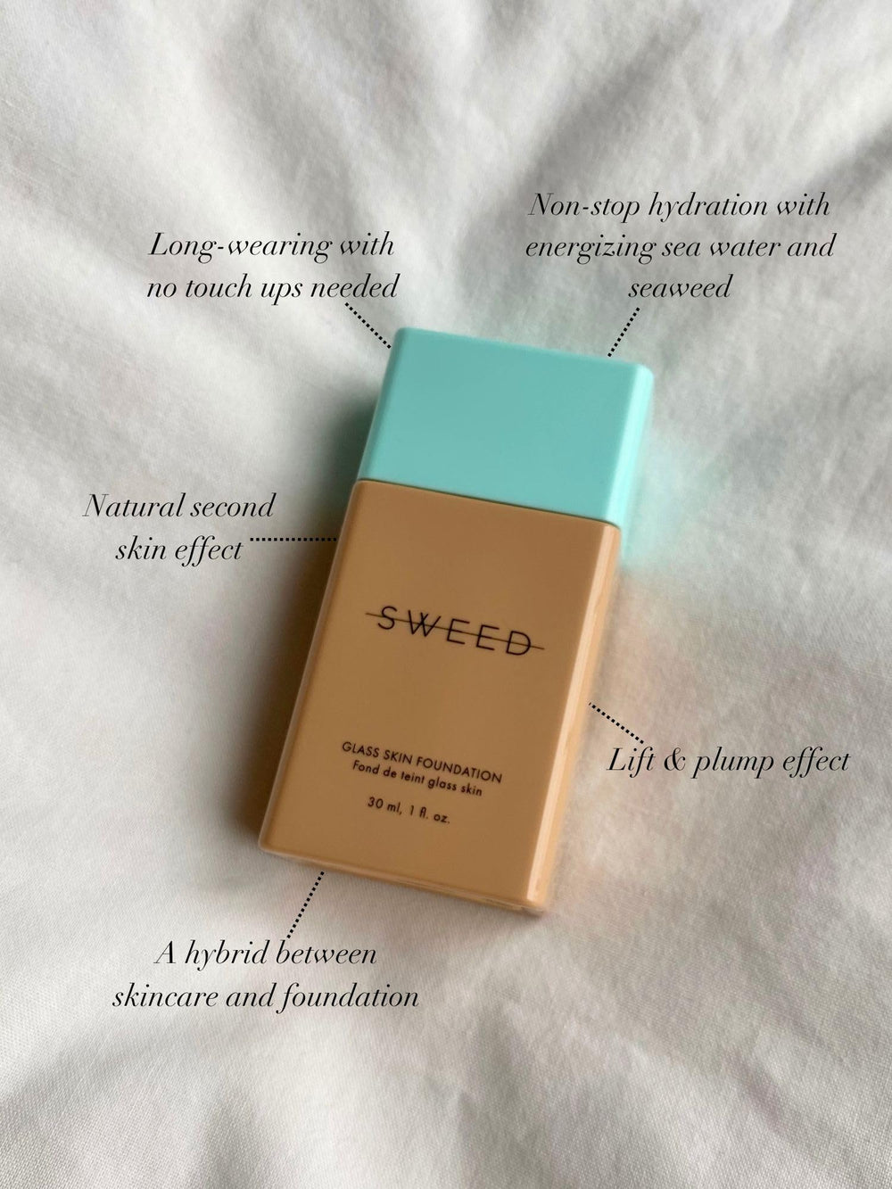 Application au pinceau Sweed Glass Skin pour un fini fluide.