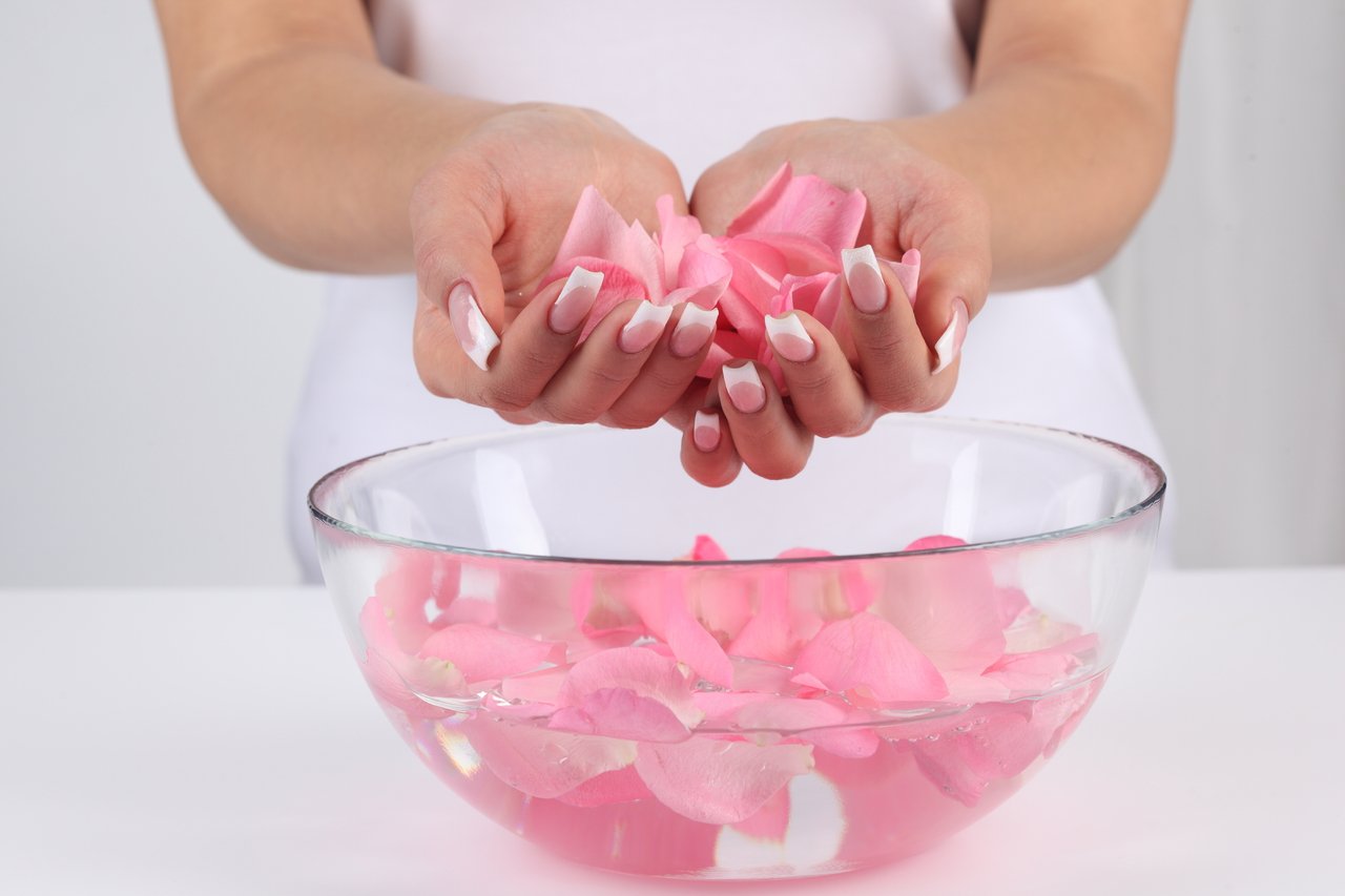 Sweet Essentials Eau de Rose Marocaine – brume visage apaisante et hydratante après le nettoyage.
