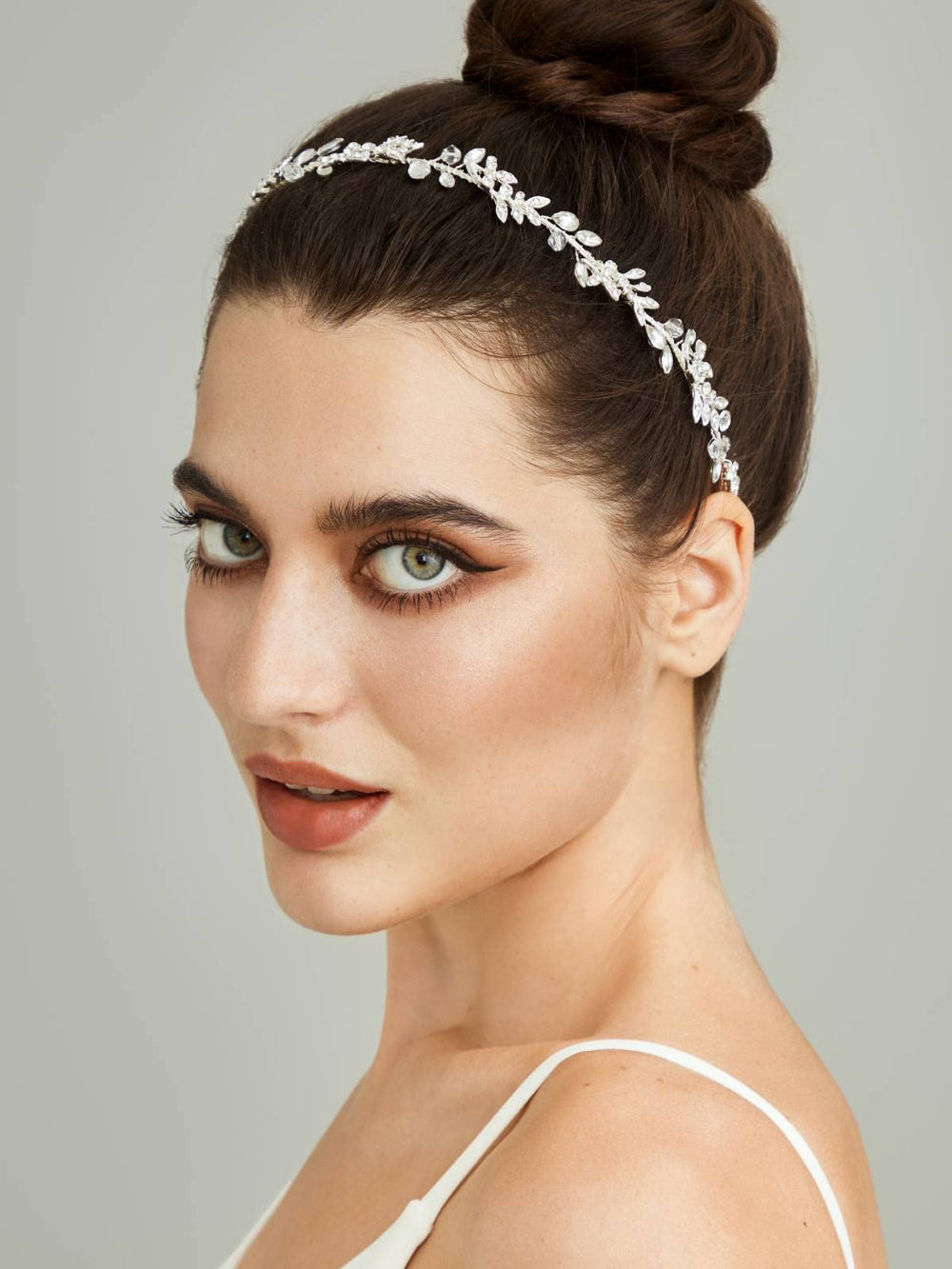 Diadème SWEETV sur cheveux, motifs cristaux et feuilles délicates