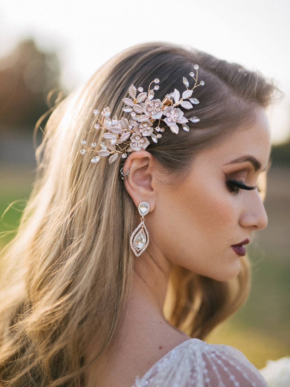 Détail strass brillants sur la barrette SWEETV qui capte la lumière.