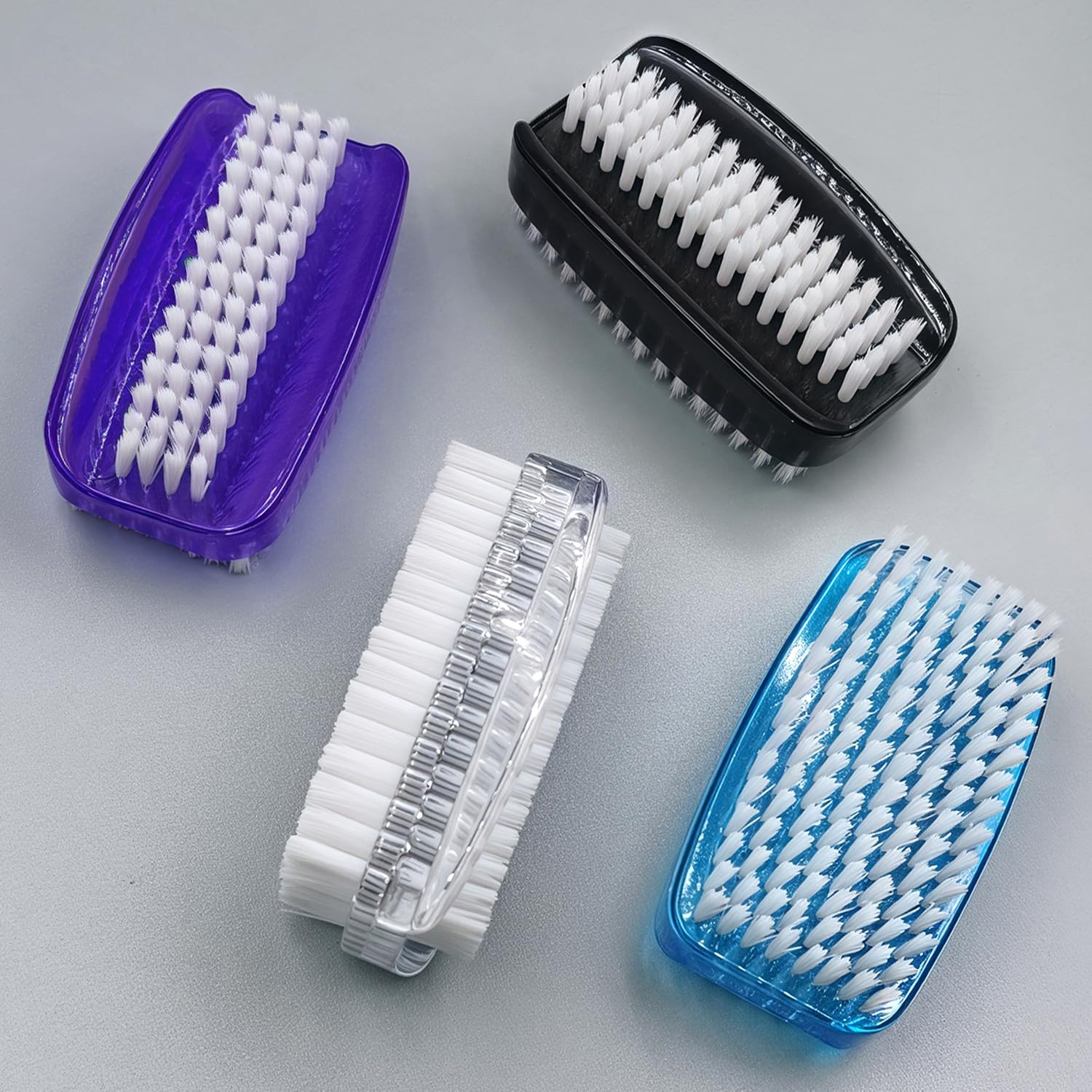 Usage polyvalent: nettoie mains, pieds et autour des ongles.