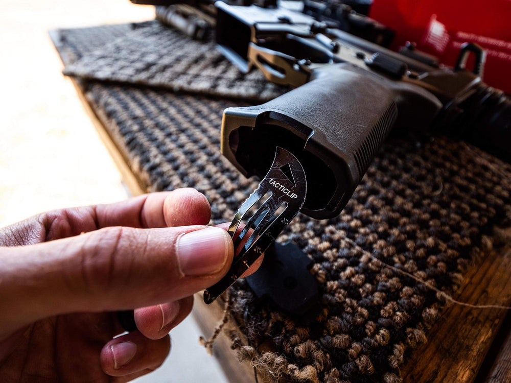 Tournevis mini intégré et fixation lunettes sur Tacticlip noir