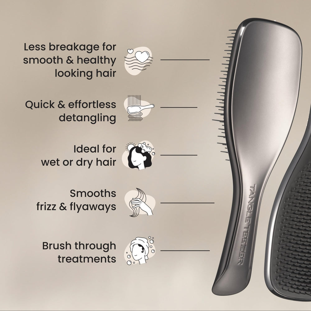 Démêlage en douceur sur différentes longueurs avec Tangle Teezer Chrome.