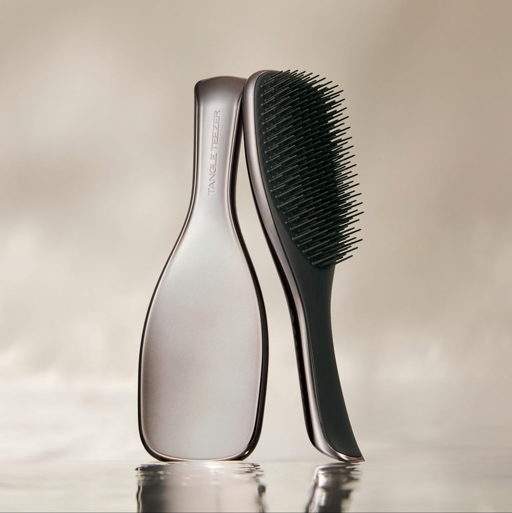 Tangle Teezer Chrome avec dents longues et courtes démêlant en douceur.