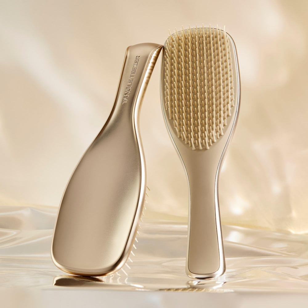 Brosse dans la douche, pour répartir uniformément les soins capillaires.