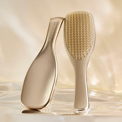 Brosse dans la douche, pour répartir uniformément les soins capillaires.
